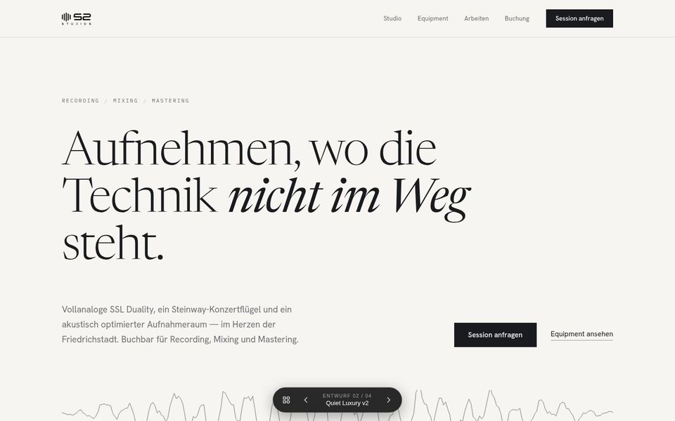 Vorschau Entwurf 2, Quiet Luxury v2: helle Startseite mit Serif-Headline und kursiven Akzenten, feine Frequenzlinien am unteren Rand