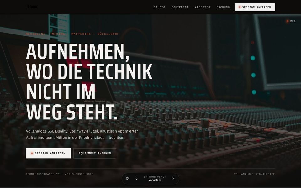 Vorschau Entwurf 3, Variante B: dunkle Startseite mit Studio-Foto hinter weißer Versalien-Headline, rote Aufnahme-Signale
