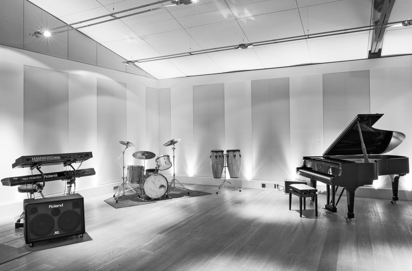 Aufnahmeraum mit Steinway-Flügel, Schlagzeug und Congas